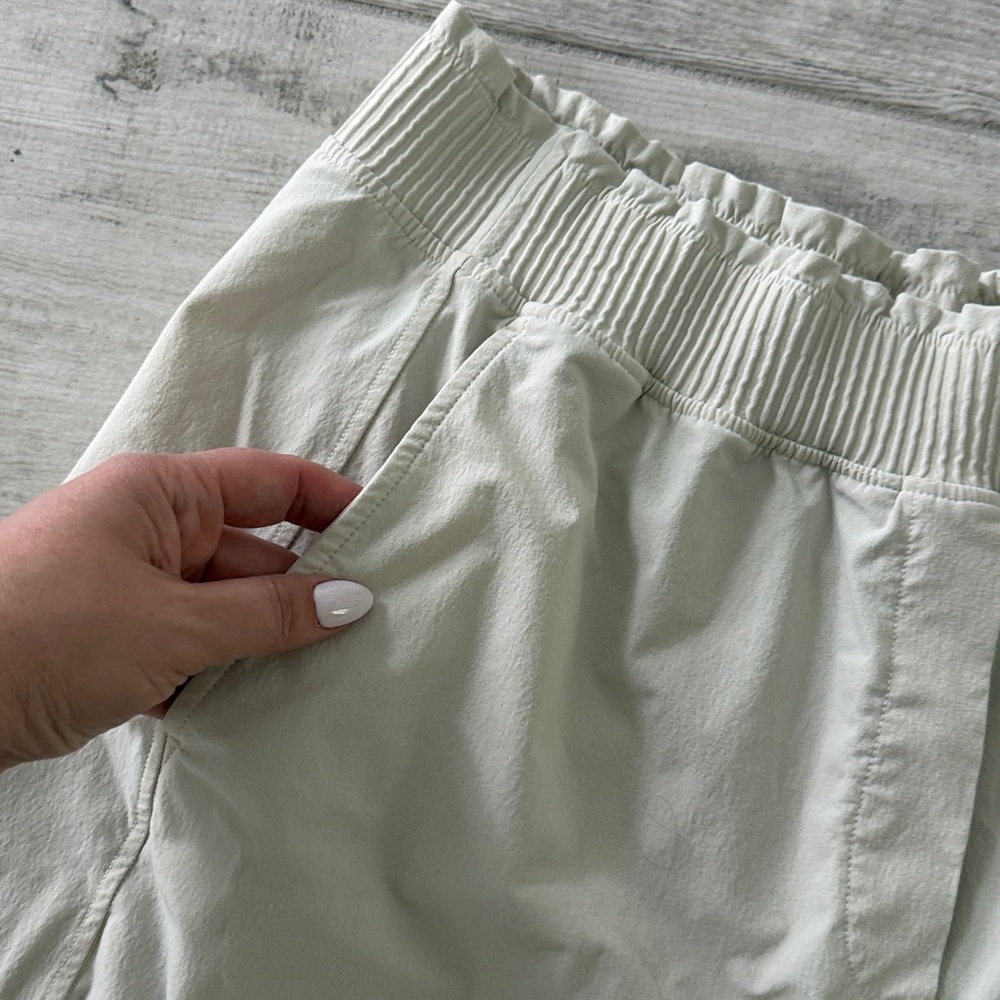 Light Cream LululemonWomen’s Casual Elastic-Waist Shorts - Picture 2 of 4